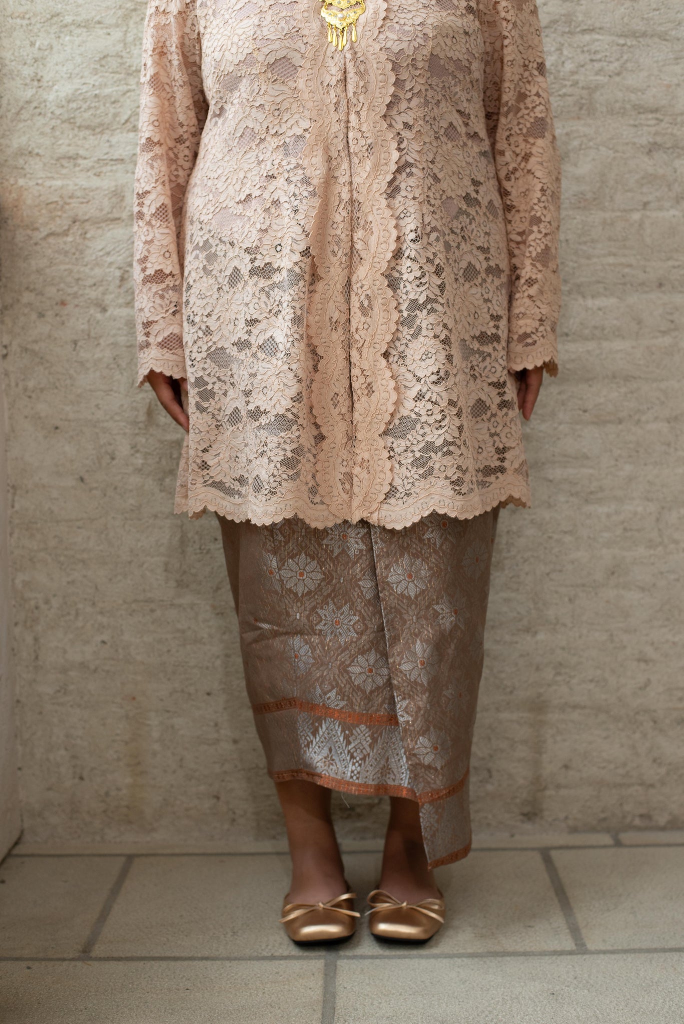 Sundari Saroong in Dusty