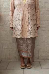 Sundari Saroong in Dusty